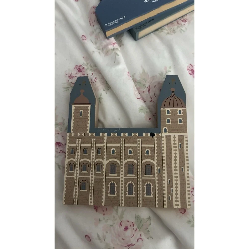 Vintage 1995 The Cats Meow  Tower of London Cat's England Series Wooden Shelf